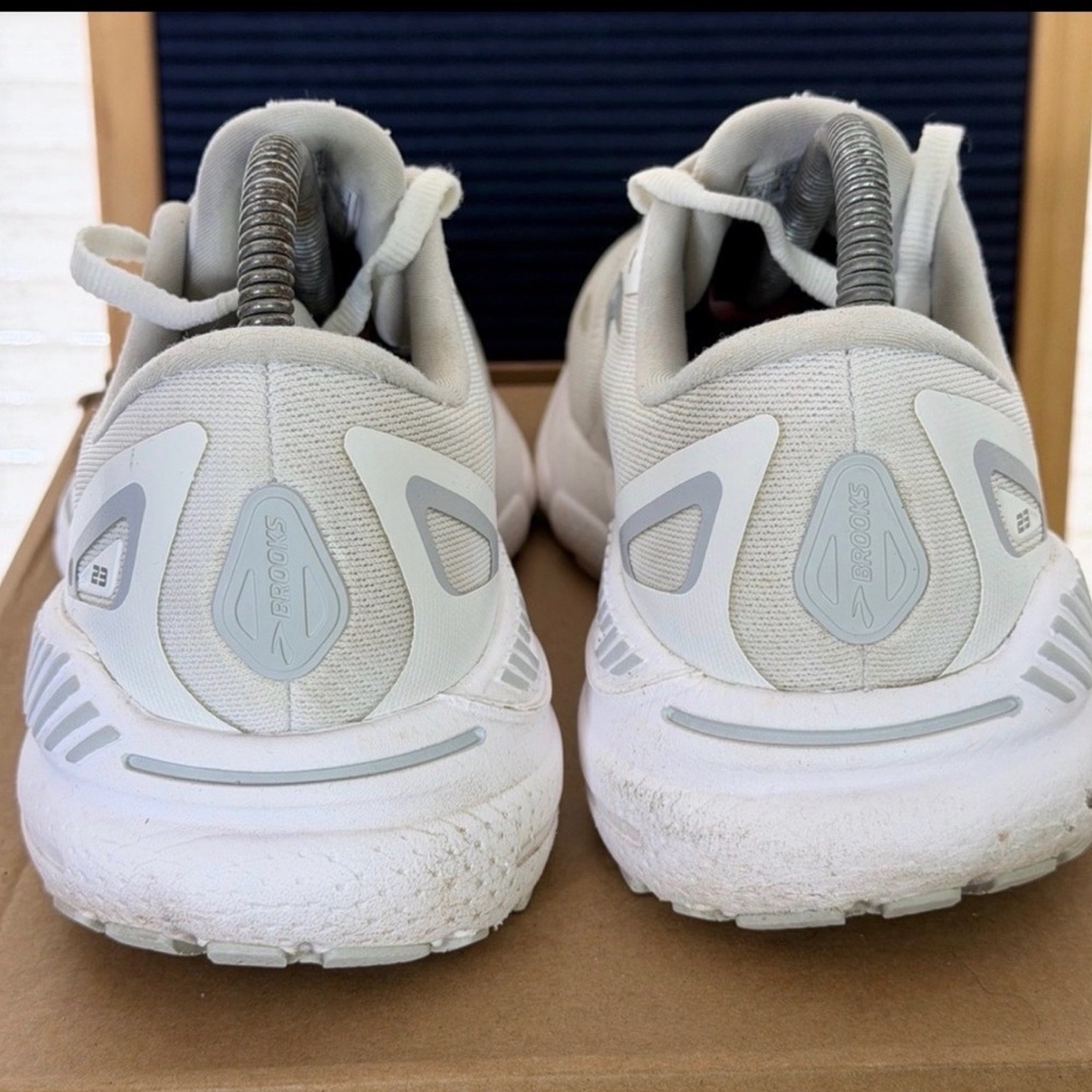 ⭐️ Brooks Adrenaline GTS 23 Running Shoes Women Size 7.5 B White (B15) - Picture 6 of 12